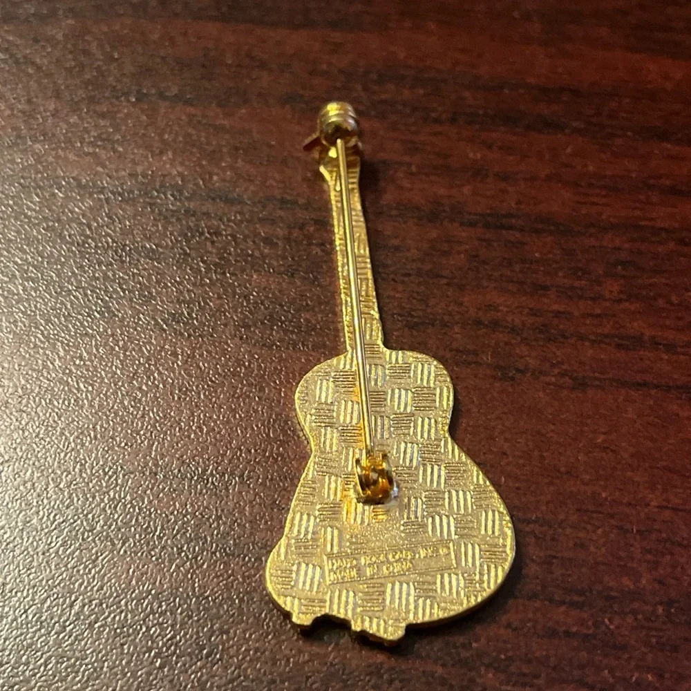 Hard‎ Rock Cafe Hong Kong Rickshaw Guitar Lapel Hat Pin